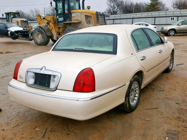 1LNFM83WXWY712194 - 1998 LINCOLN TOWN CAR C TAN photo 4