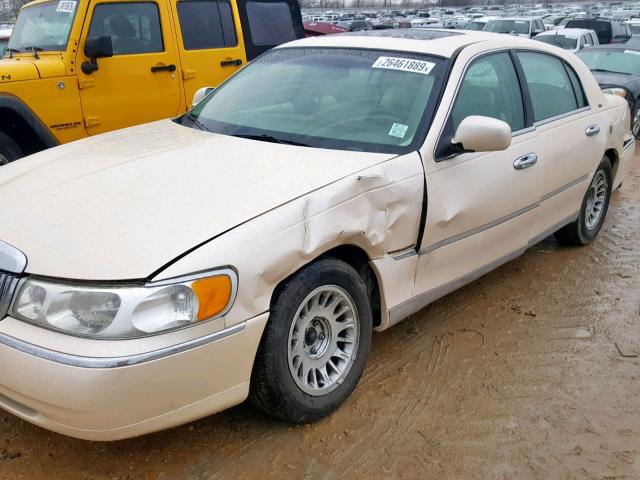 1LNFM83WXWY712194 - 1998 LINCOLN TOWN CAR C TAN photo 9