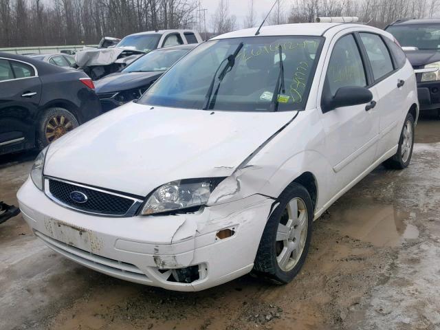 1FAHP37N17W241239 - 2007 FORD FOCUS ZX5 WHITE photo 2