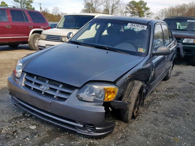 KMHCG45C05U616540 - 2005 HYUNDAI ACCENT GL GRAY photo 2