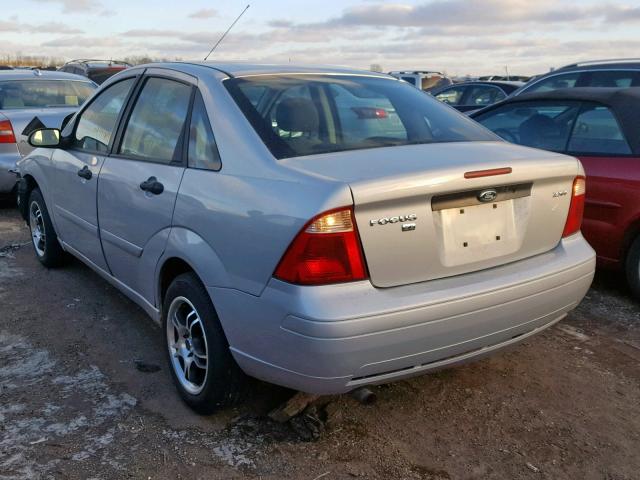 1FAFP34N06W194019 - 2006 FORD FOCUS ZX4 SILVER photo 3