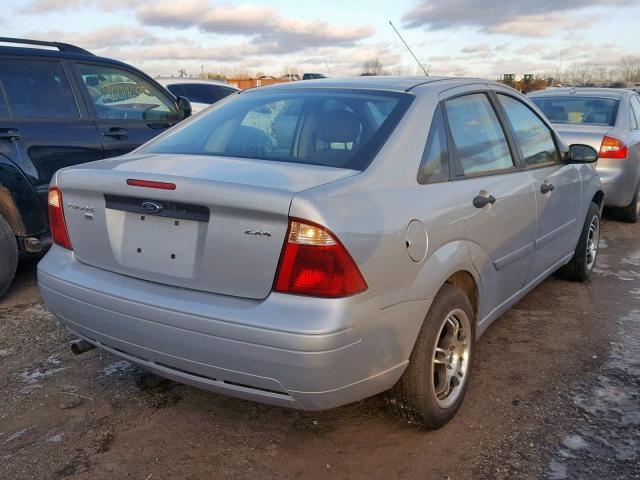 1FAFP34N06W194019 - 2006 FORD FOCUS ZX4 SILVER photo 4