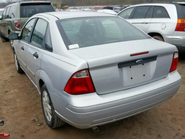 1FAFP34N06W151171 - 2006 FORD FOCUS ZX4 SILVER photo 3