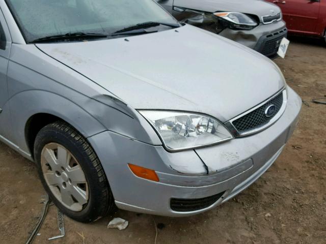 1FAFP34N06W151171 - 2006 FORD FOCUS ZX4 SILVER photo 9