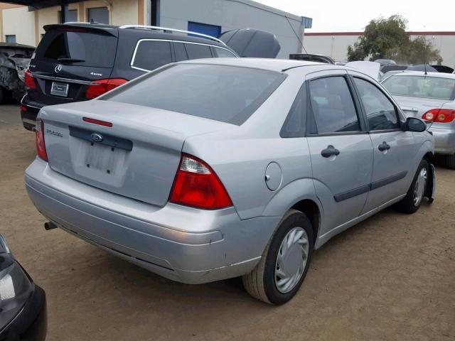 1FAFP34N87W237085 - 2007 FORD FOCUS ZX4 SILVER photo 4