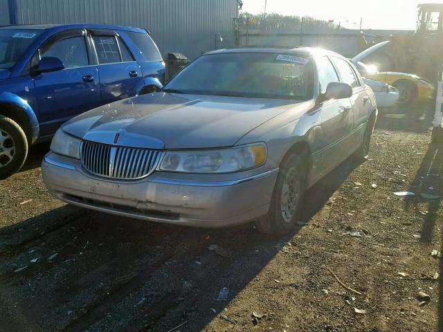 1LNFM82W2WY692752 - 1998 LINCOLN TOWNCAR TAN photo 2