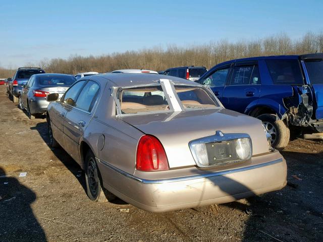 1LNFM82W2WY692752 - 1998 LINCOLN TOWNCAR TAN photo 3