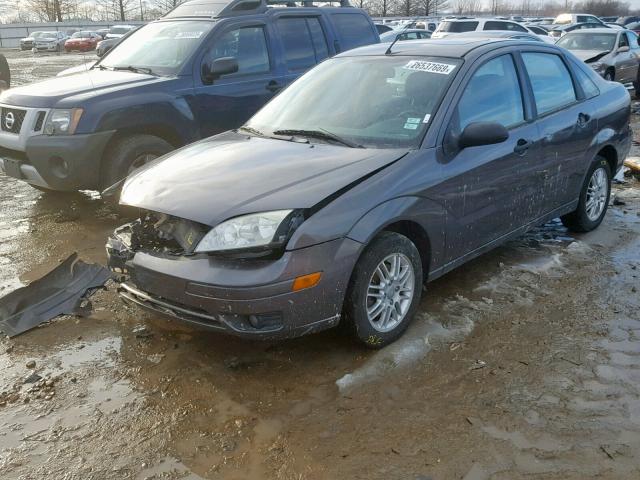 1FAFP34N56W227483 - 2006 FORD FOCUS ZX4 GRAY photo 2