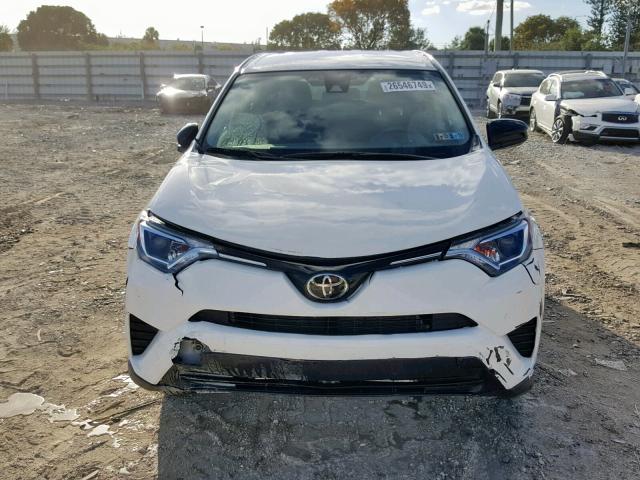 JTMBFREV2JJ732786 - 2018 TOYOTA RAV4 LE WHITE photo 9