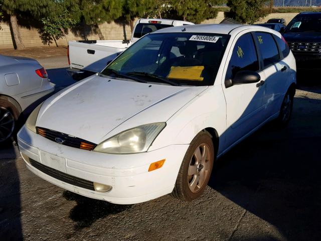 3FAFP373X2R235795 - 2002 FORD FOCUS ZX5 WHITE photo 2