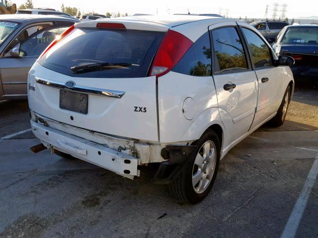 3FAFP373X2R235795 - 2002 FORD FOCUS ZX5 WHITE photo 4