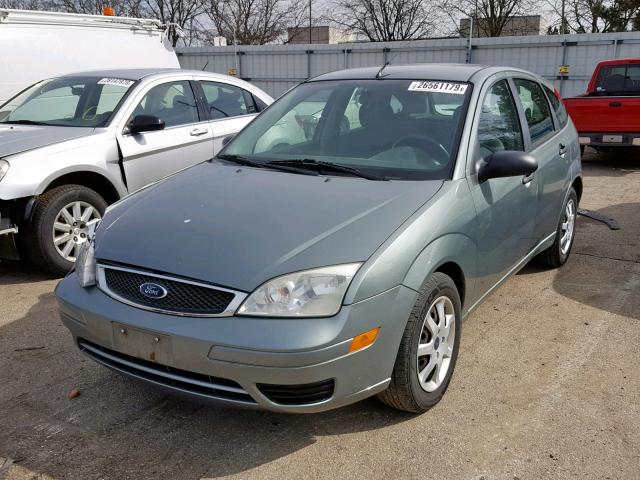 3FAFP37N45R125718 - 2005 FORD FOCUS ZX5 GREEN photo 2