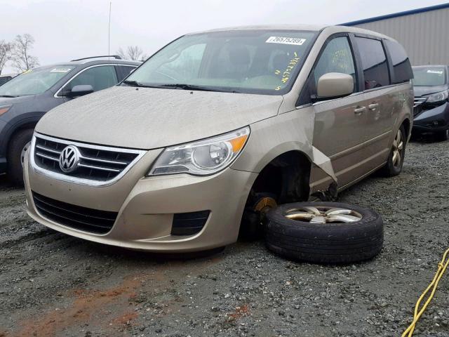 2V8HW34149R550203 - 2009 VOLKSWAGEN ROUTAN SE GOLD photo 2