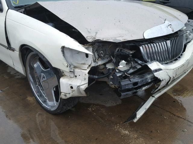 1LNHM82W5YY784207 - 2000 LINCOLN TOWN CAR S WHITE photo 9