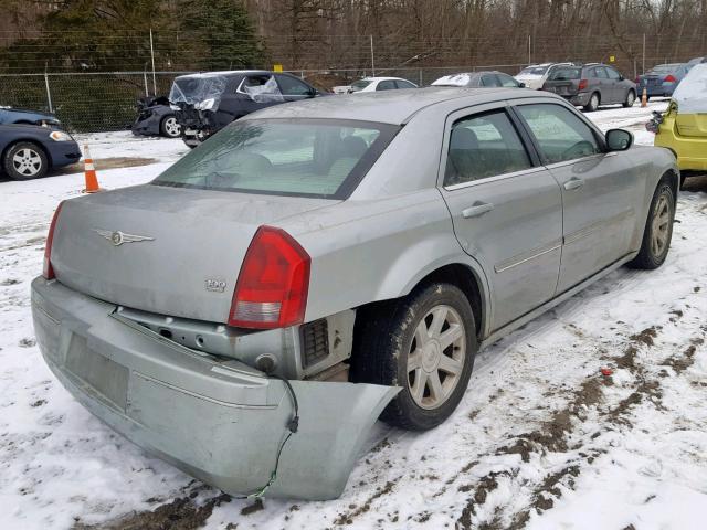 2C3JA53G85H516993 - 2005 CHRYSLER 300 TOURIN SILVER photo 4