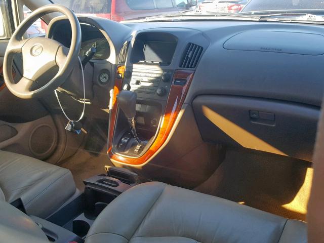 JT6HF10UXY0130915 - 2000 LEXUS RX 300 GOLD photo 9