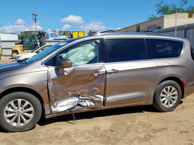 2C4RC1BG8JR154073 - 2018 CHRYSLER PACIFICA T BROWN photo 9