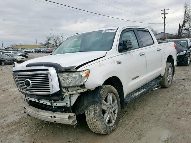 5TFHY5F14BX181591 - 2011 TOYOTA TUNDRA CRE WHITE photo 2