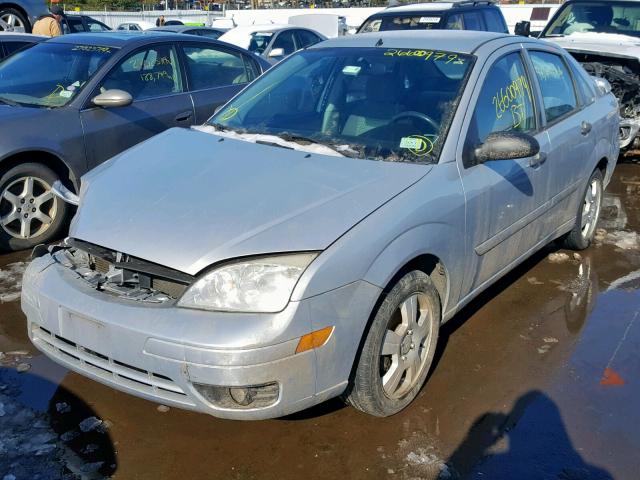 1FAHP34N87W200546 - 2007 FORD FOCUS ZX4 SILVER photo 2