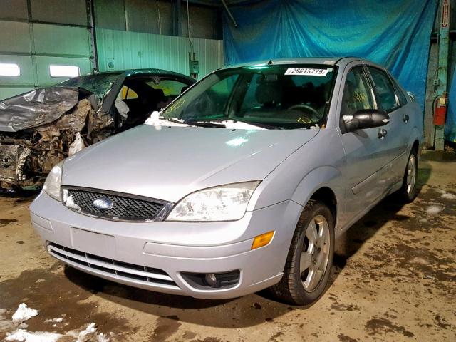 1FAHP34N87W176832 - 2007 FORD FOCUS ZX4 SILVER photo 2