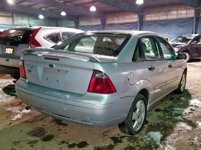 1FAHP34N87W176832 - 2007 FORD FOCUS ZX4 SILVER photo 4