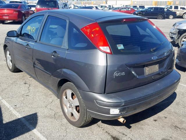 3FAFP37ZX4R102302 - 2004 FORD FOCUS ZX5 GRAY photo 3