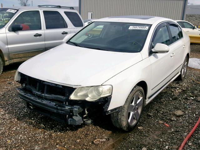 WVWAK73C78E072051 - 2008 VOLKSWAGEN PASSAT KOM WHITE photo 2