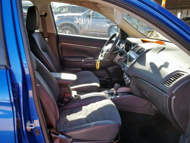 JA4AP3AW0JU014490 - 2018 MITSUBISHI OUTLANDER BLUE photo 5