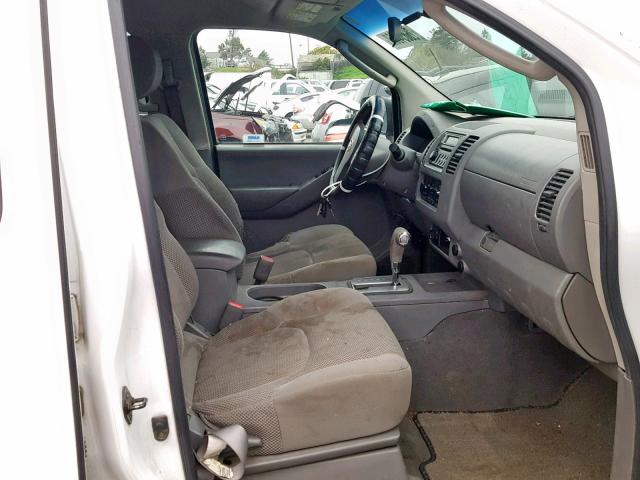 1N6AD07W17C465945 - 2007 NISSAN FRONTIER C WHITE photo 5