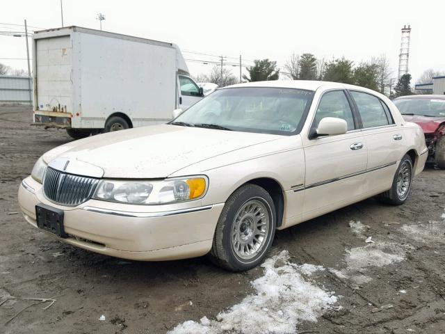 1LNFM83W6WY695569 - 1998 LINCOLN TOWN CAR C CREAM photo 2