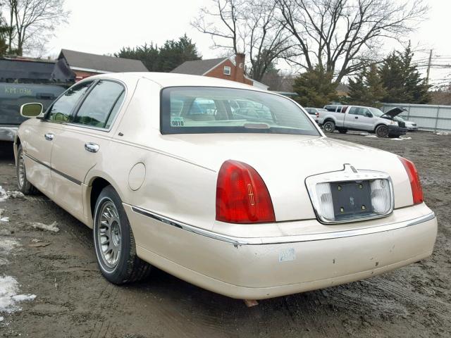 1LNFM83W6WY695569 - 1998 LINCOLN TOWN CAR C CREAM photo 3