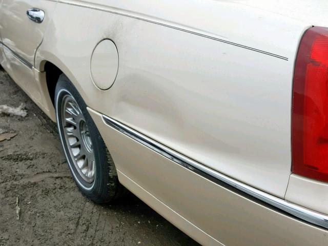 1LNFM83W6WY695569 - 1998 LINCOLN TOWN CAR C CREAM photo 9