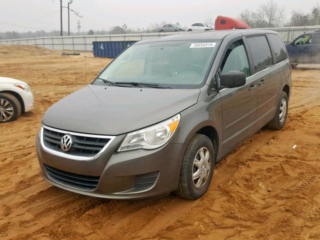 2V4RW4D16AR262957 - 2010 VOLKSWAGEN ROUTAN S GRAY photo 2