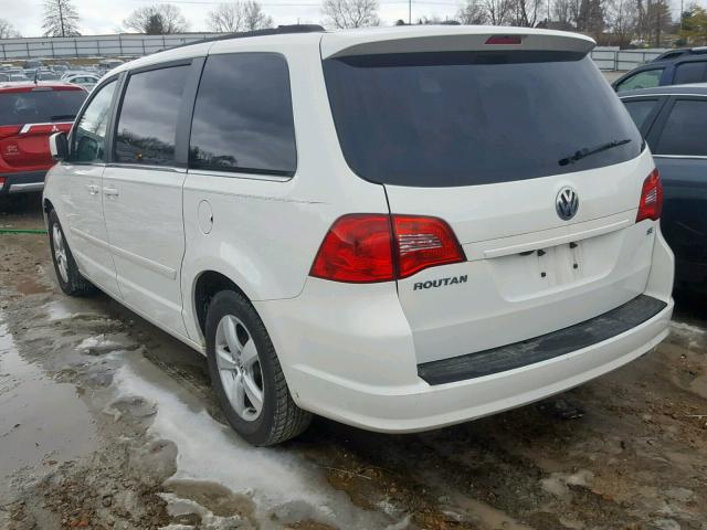 2V4RW3DG1BR691410 - 2011 VOLKSWAGEN ROUTAN SE WHITE photo 3