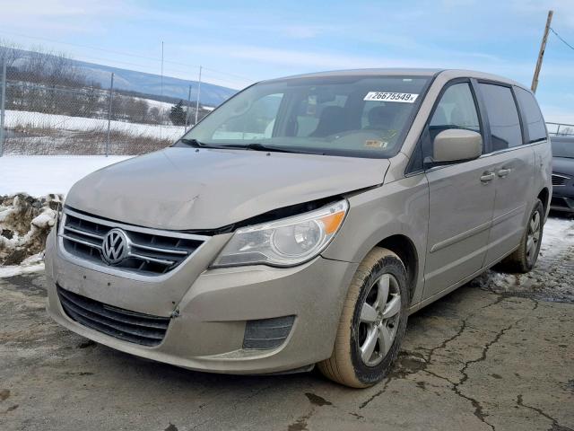 2V8HW34199R546535 - 2009 VOLKSWAGEN ROUTAN SE TAN photo 2