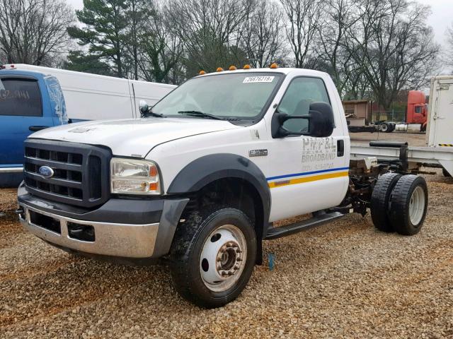 1FDAF57P27EA24196 - 2007 FORD F550 SUPER WHITE photo 2