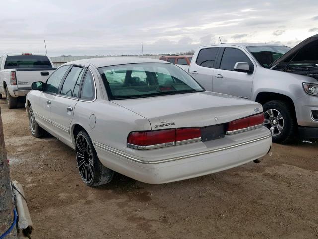 2FALP73W6VX107361 - 1997 FORD CROWN VICT WHITE photo 3