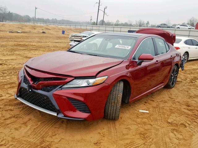 4T1BZ1HK2JU502685 - 2018 TOYOTA CAMRY XSE RED photo 2
