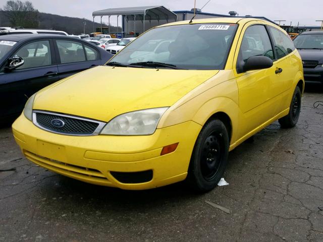 3FAFP31N95R118966 - 2005 FORD FOCUS ZX3 YELLOW photo 2