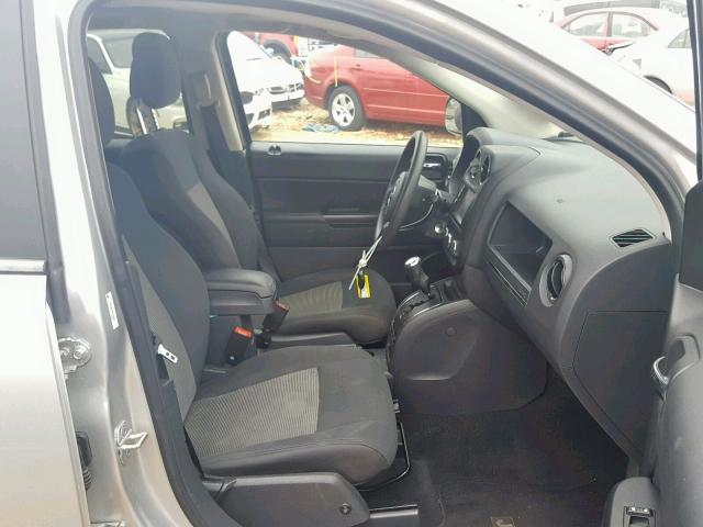 1C4NJCBB5CD503698 - 2012 JEEP COMPASS SP ვერცხლისფერი ფოტო 5