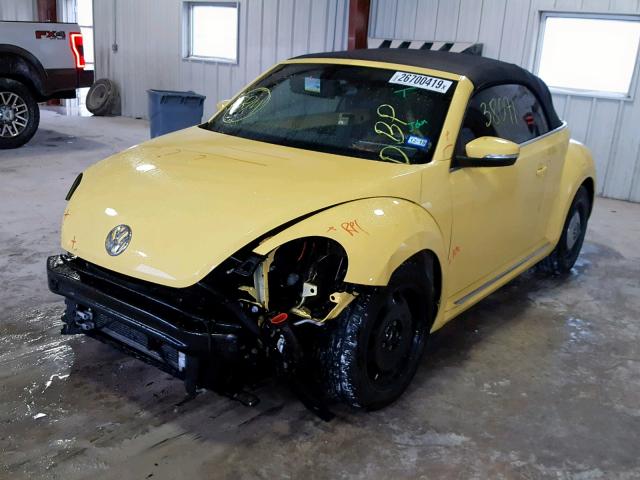 3VW517AT0FM806993 - 2015 VOLKSWAGEN BEETLE 1.8 YELLOW photo 2