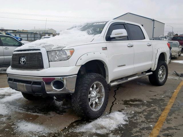 5TFDW5F16BX207077 - 2011 TOYOTA TUNDRA CRE WHITE photo 2