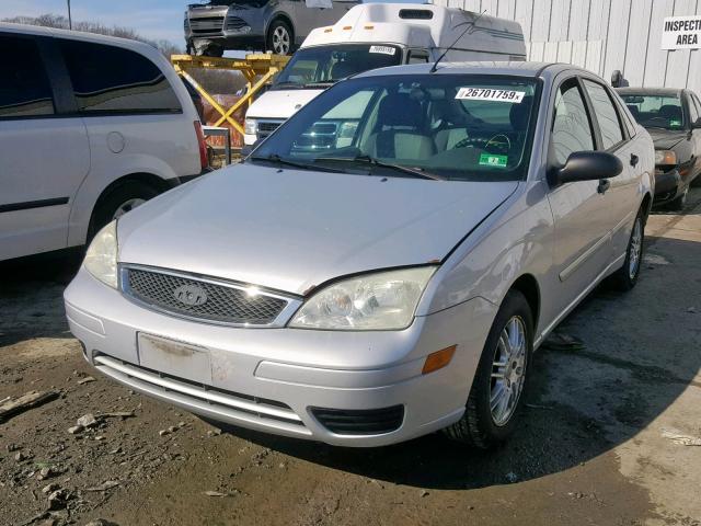 1FAFP34N85W100791 - 2005 FORD FOCUS ZX4 SILVER photo 2