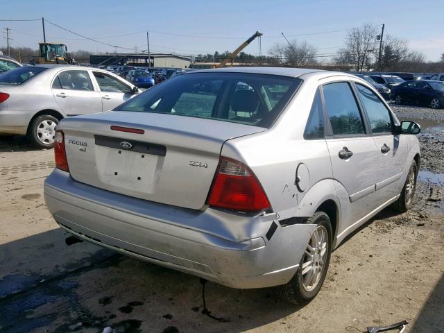 1FAFP34N85W100791 - 2005 FORD FOCUS ZX4 SILVER photo 4