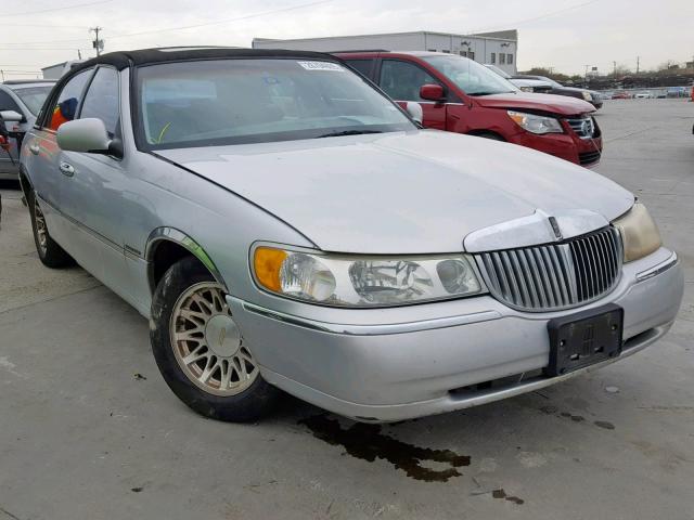 1LNFM83W4WY673117 - 1998 LINCOLN TOWN CAR C SILVER photo 1