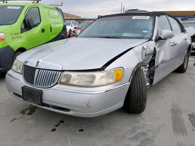 1LNFM83W4WY673117 - 1998 LINCOLN TOWN CAR C SILVER photo 2