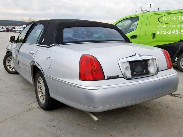 1LNFM83W4WY673117 - 1998 LINCOLN TOWN CAR C SILVER photo 3