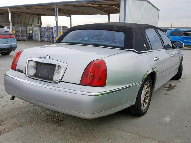 1LNFM83W4WY673117 - 1998 LINCOLN TOWN CAR C SILVER photo 4