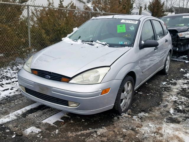 3FAHP37362R110785 - 2002 FORD FOCUS ZX5 SILVER photo 2