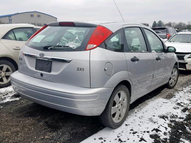 3FAHP37362R110785 - 2002 FORD FOCUS ZX5 SILVER photo 4